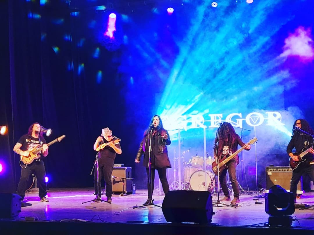 Anoche grabamos un tema en vivo en el teatro municipal 🤘
Por la celebración del Día de La Musica.